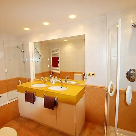 105363) Casa En Con Internet, Aire Acondicionado, Aparcamiento, Jardin *